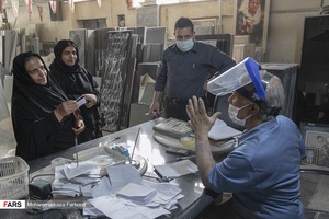 بعد از چانه زدن سفارش دهنده سنگ قبر و گرفتن تخفیف، سید جلیل به آنها اطمینان می دهد که گران حساب نکرده است.