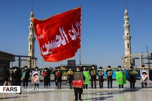 آیین تعویض پرچم توسط خادمان  به مناسبت سالروز ساخت بنای مسجد جمکران