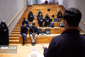 شرکت کنندگان کارگاه طراحی پوستر « فراخوان صبح» به سخنان محمد نوری پژوهشگر حوزه رسانه توجه می کنند.