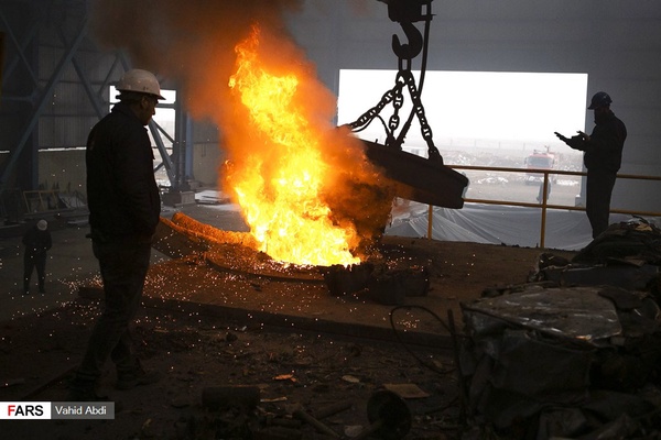 کارگران مجتمع فولاد  در بناب