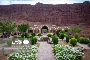 ( کاروانسرای خواجه نظر )  که از دوران صفوی در حاشیه رود ارس و در چند کیلومتری شهر جلفا باقی مانده، به منظور استراحت و اقامت کاروانیان که در روی جاده ابریشم تجارت می‌کردند  و خارج از شهر، ساخته شده بود. 