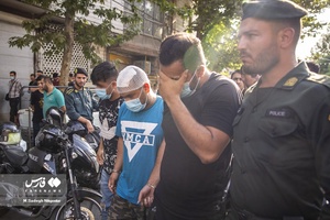 گرداندن 4 نفر از اراذل و اوباش خطرناک در محله خیابان مرتضوی تهران توسط ماموران پلیس
