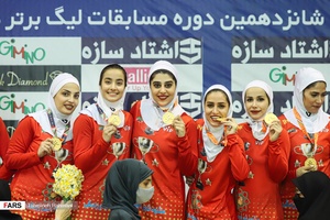 عکس یادگاری تعدادی از بازیکنان تیم اشتادسازی مشهد بعد از گرفتن مدال طلا در فینال لیگ برتر هندبال زنان