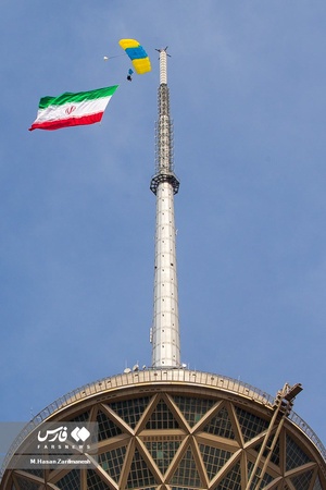 اهتزاز پرچم ایران توسط چتربازان بر فراز شهر تهران