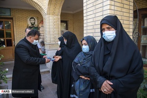  حضور کاروان زیر سایه خورشید در گلزار شهدای گمنام شهرستان ساری و اهدای تبرک به حاضرین در این محفل