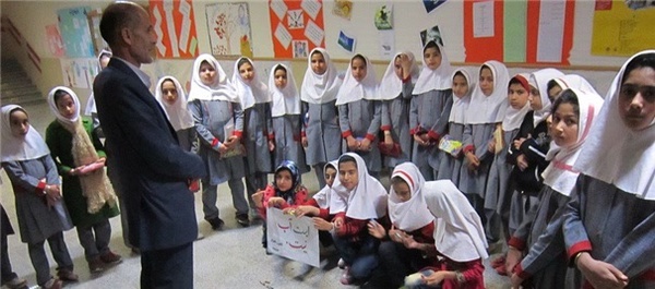 معاون آموزش پرورش در جمع دانش آموزان سمیرمی