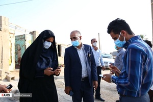 گفتگوی اهالی  روستا با نماینده مردم بوشهر در جریان بازدید از  روستاهای زلزله زده بندر گناوه