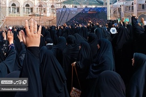 حاضرین در مراسم ارتحال امام خمینی(ره)به احترام حضور رهبر انقلاب ایستاده اند و ذکر «حیدر حیدر» سر میدهند