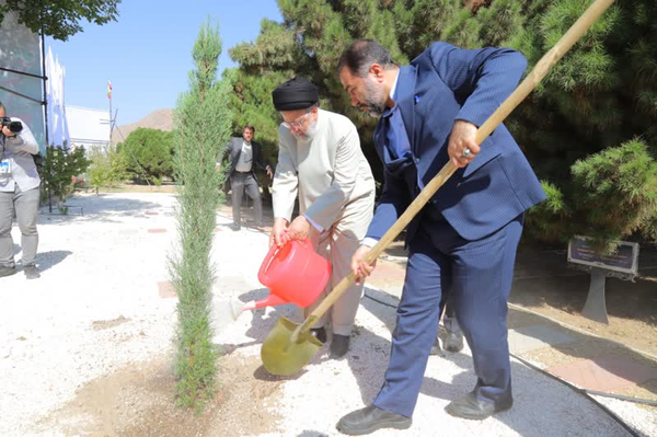 کاشت درخت در فولاد مبارکه
