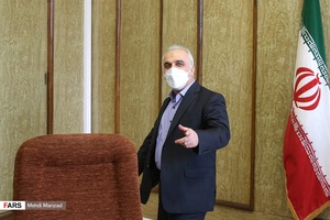 فرهاد دژپسند وزیر امور اقتصادی و دارایی پس از پایان گفت وگوی اختصاصی با خبرنگاران گروه اقتصادی فارس
