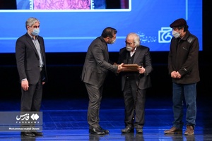 اعطا حکم دبیری دبیرخانه شعر آیینی توسط وزیر به محمدعلی مجاهدی در اختتامیه شانزدهمین جشنواره شعر فجر