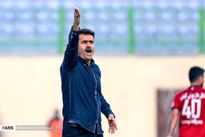 سید سیروس موسوی سر مربی تیم فوتبال نفت آبادان 