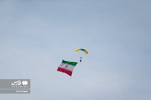 اهتزاز پرچم ایران توسط چتربازان بر فراز شهر تهران