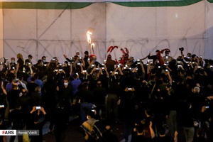 مراسم خیمه سوزان غروب عاشورا در میدان امام حسین(ع)