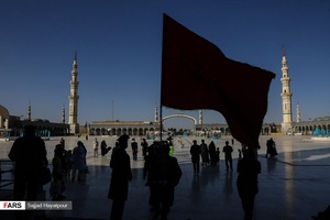 آیین تعویض پرچم توسط خادمان  به مناسبت سالروز ساخت بنای مسجد جمکران