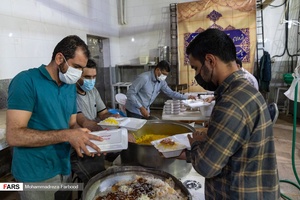 آماده سازی غذا توسط اعضای گروه جهادی سدرة المنتهی برای توزیع در میان نیازمندان در شیراز
