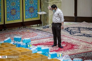 محمدامین ولی خانی یکی از نیروهای داوطلب در حال بسته بندی و آماده سازی اقلام بهداشتی برای خانواده های نیازمند/ امامزاده قاضی الصابر تهران