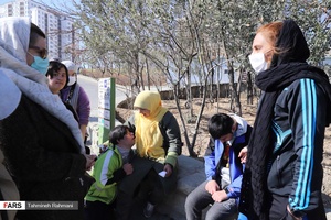 توانیابان به همراه خانواده هایشان در سه شنبه های تندرستی  پارک جوانمردان گرد هم می آیند.