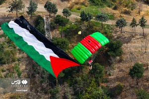 اهتزاز پرچم فلسطین توسط چتربازان بر فراز شهر تهران