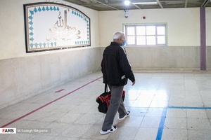 گذر جعفرآقا از راه‌روهای زندان برای رسیدن به در خروجی