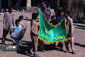 حمل پرچم آستان مقدس حضرت سید علاءالدین حسین(ع) توسط جوانان و نوجوانان دهستان هودیان 