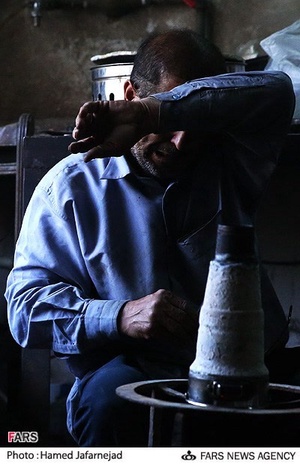 مرتضی درودیان تعمیرکار سماور که بیش از30سال سابقه در این حرفه دارد