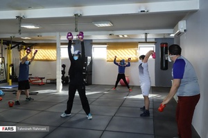 3 روز در هفته با حضور تعداد محدودی از توانیابان، کلاس های گروهی آمادگی جسمانی در باشگاه برگزار می شود./ زهره فقیهی همسر آقای دیانی، ۹ سالی ست که مربی دو و میدانی و آمادگی جسمانی معلولین و توانیابان است.