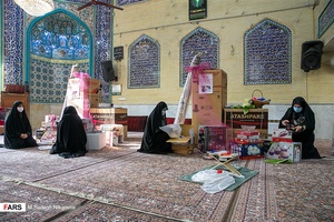 تزیین اقلام جهیزیه در مسجد چهارده معصوم جهت آماده سازی و  ارسال به نوعروسان نیازمند توسط بسیجیان جهادگر