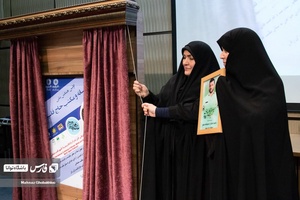 رونمایی از پوستر جشنواره زن ، رسانه،مکتب حاج قاسم توسط مادران شهداءدر  جشنواره اسوه های صبر و مقاومت 