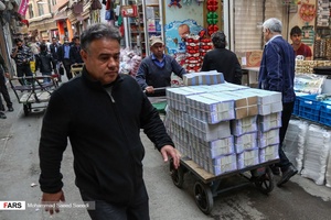 حمل کالا توسط گاری‌چی‌های بازار تهران