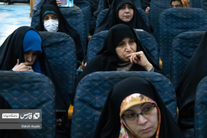 بانوان حاضر در همایش «سفره ملت» به صحبت‌های کارشناسان اقتصادی توجه می‌کنند.