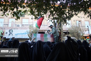بانوان شهید پرور قم در حال تشییع پیکر شهیدان گمنام دفاع مقدس هستند .