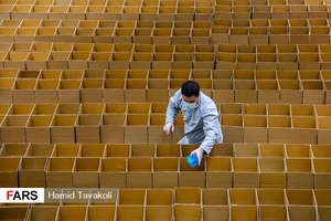 محمد مددی یکی از نیروهای داوطلب برای بسته بندی و آماده سازی اقلام بهداشتی برای خانواده های نیازمند در امامزاده قاضی الصابر